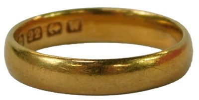 Lot 25 - A 22ct wedding band, size K/L, 3.6g.