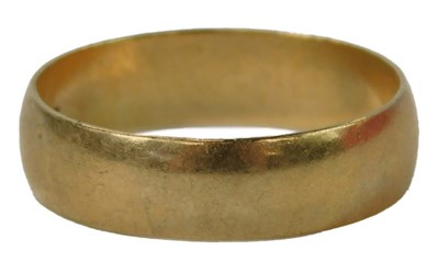 Lot 26 - A 9ct gold wedding band, size T, 3.4g.