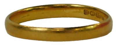 Lot 29 - A 22ct wedding band, size N, 2.2g.