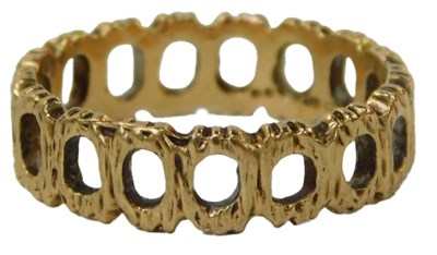 Lot 37 - A 9ct gold band, with pierced roundel...