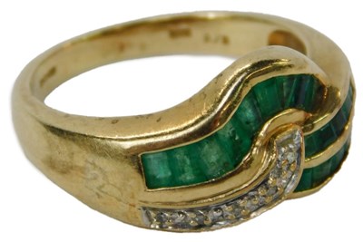 Lot 48 - A diamond and emerald ring, the baguette cut...
