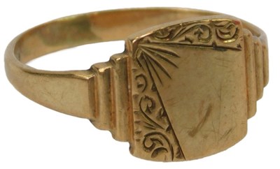 Lot 55 - A 9ct gold gentleman's signet ring, size T½, 3....