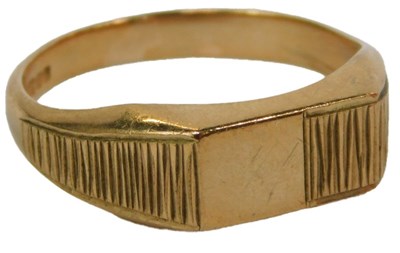 Lot 69 - A 9ct gold gentleman's ring, with part bark...