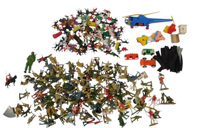 Lot 412 - Various plastic toy soldiers, including...