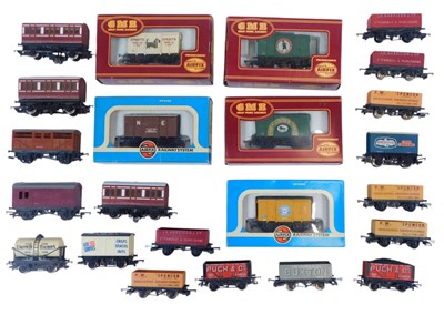 Lot 471 - Boxed and unboxed OO gauge rolling...
