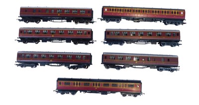 Lot 472 - Tri-ang and Hornby OO gauge coaches, including...