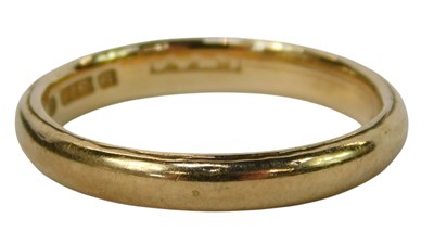 Lot 239 - A 9ct gold wedding band, size K, 2.3g.