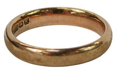 Lot 240 - A 9ct gold wedding band, size I, 2.7g.