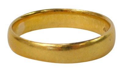 Lot 254 - A 22ct wedding band, size L/M, 3.4g.