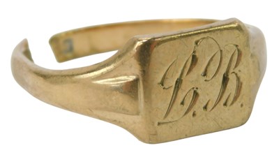 Lot 255 - A 9ct gold gentleman's signet ring, initialled...