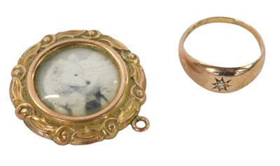 Lot 262 - A 9ct gold and diamond ring, the diamond in a...