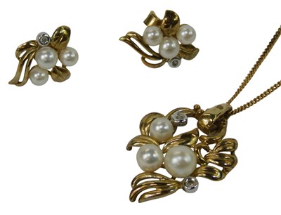 Lot 263 - A 9ct gold pearl and diamond suite of...