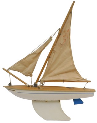 Lot 570 - A cream pond yacht Endeavour 2.