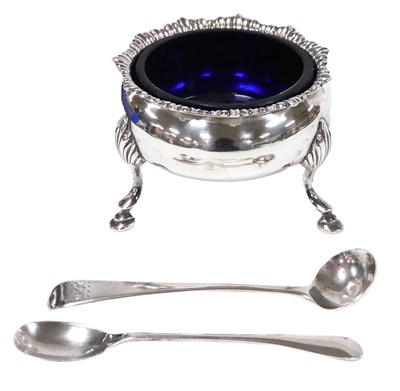 Lot 123 - A George III silver salt cellar, with blue...