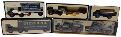 Lot 325 - Corgi Classics boxed Pickfords diecast,...