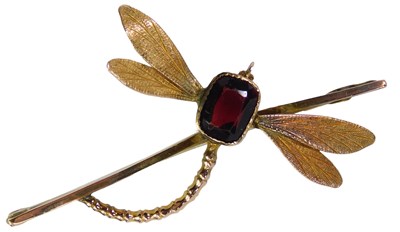 Lot 421 - A garnet set dragonfly brooch, yellow metal...