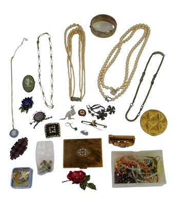 Lot 429 - A group of costume and other jewellery, to...