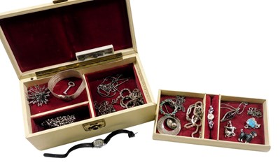 Lot 419 - Silver jewellery, including neck chains,...