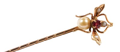 Lot 413 - An Edwardian garnet and pearl stick pin,...