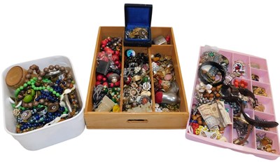 Lot 569 - Silver and costume jewellery, including...