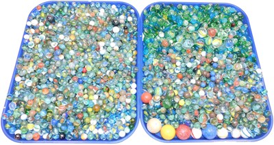 Lot 496 - Assorted marbles, and glass pebbles. (a quantity)
