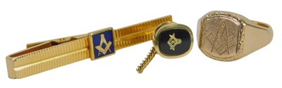 Lot 460 - A 9ct gold Masonic ring, size...
