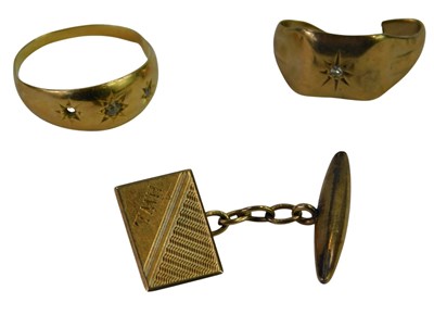 Lot 462 - A 9ct gold single cufflink, of rectangular...