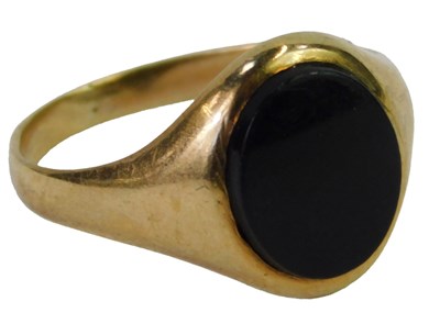 Lot 464 - A gentleman's 9ct gold and onyx ring, size...