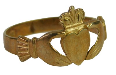 Lot 465 - A 9ct gold Claddagh ring, size N, 1.7g.