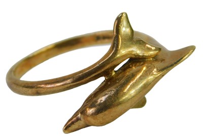 Lot 466 - A 9ct gold dolphin ring, size O, 3.4g.
