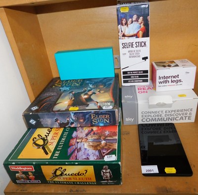 Lot 2001 - Two board games, comprising Cluedo Super...