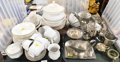 Lot 2210 - A Chodziez part tea and dinner service,...
