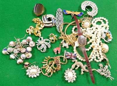 Lot 2231 - Costume jewellery, to include a simulated...