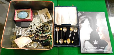 Lot 2240 - Costume jewellery, to include brooches, beaded...