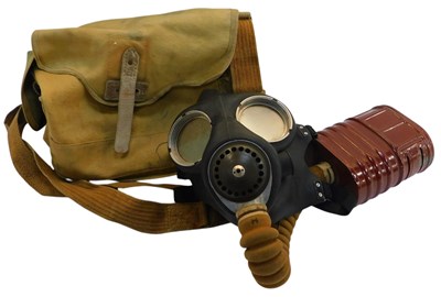 Lot 559 - A Hormad No.4 III gas mask, B9/40, with...