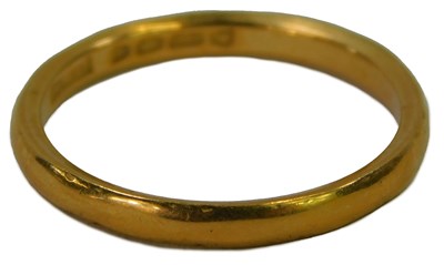 Lot 620 - A 22ct gold wedding band, size O, 3.2g.