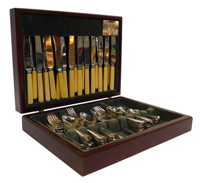 Lot 702 - An Oneida canteen of cutlery, for six place...