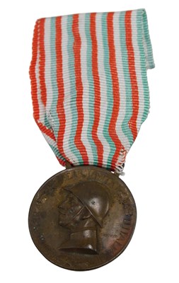 Lot 297 - An Italian 1915-1918 War medal, awarded for...