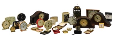 Lot 233 - A quantity of mantel and alarm clocks, to...