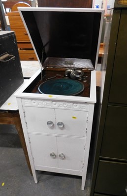 Lot 1540 - A white painted early 20thC Alba gramophone,...