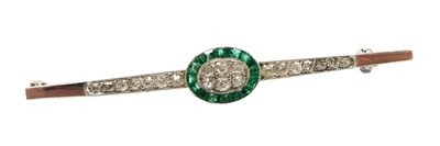 Lot 17 - An Art Deco emerald and diamond bar brooch,...