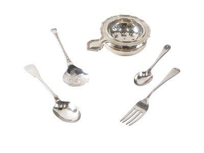 Lot 535 - An Elizabeth II silver tea strainer and...