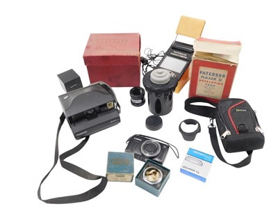 Lot 571 - A quantity of camera equipment, to include a...
