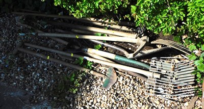 Lot 1647 - A quantity of hand tools, to include garden...