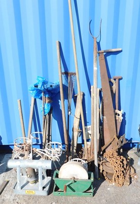 Lot 1660 - A group of hand tools, to include timber saws,...