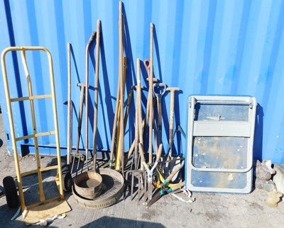 Lot 1662 - Various gardening tools, to include forks,...