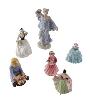 Lot 849 - A collection of figurines, to include Royal...
