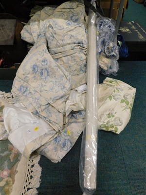 Lot 2081 - Various fabrics, curtains, mostly floral pattern.