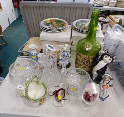 Lot 2091 - Housewares and ceramics, to include figurine...