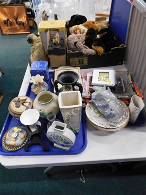 Lot 2183 - Housewares, ceramics and collectables, to...